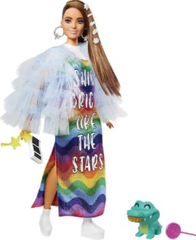 Mattel Barbie GYJ Extra Puppe, Regenbogenkleid, blaue Rüschenjacke, Haustier Krokodil