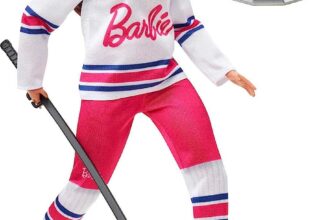 Mattel Barbie You Can Be Anything Serie Eishockeyspielerin mit Helm, Trikot, Puck, Trophäe