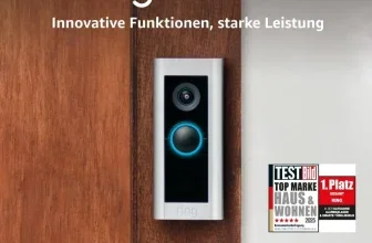 Ring Videotürsprechanlage an einer Holztür montiert, mit Slogans und einem Test-Bild-Award-Siegel.