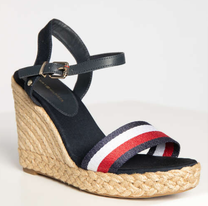 Tommy Hilfiger Keilabsatz-Sandale mit Schimmer-Streifen FW0FW05590 für 31,96 € inkl. Versand (statt 52,50 €)
