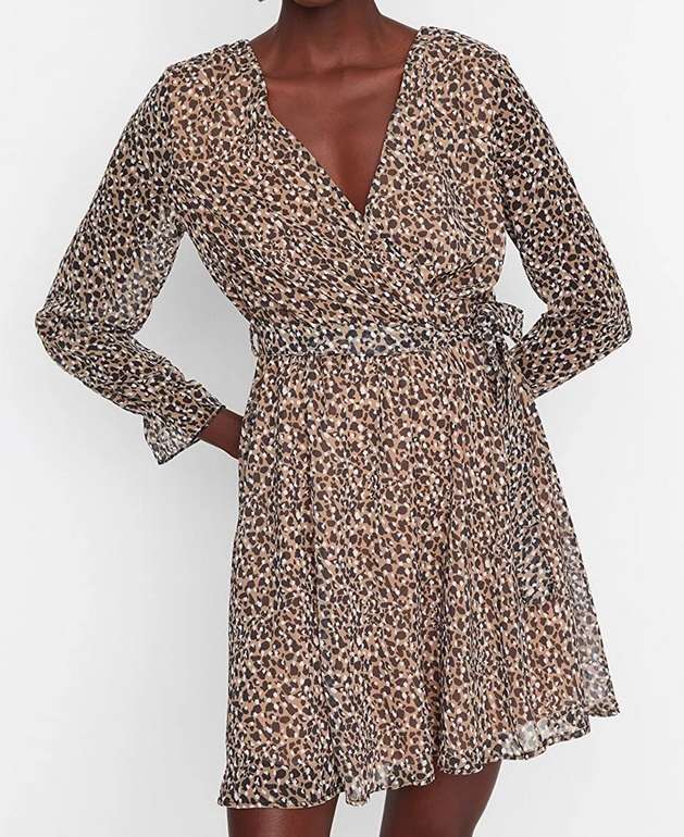 Trendyol Collection Skater Kleid (Gr. 34 bis 42) für 7,79 € inkl. Versand