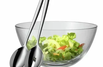 Glas-Salatnapf mit frischem Salat und zwei Edelstahl-Salatbestecken