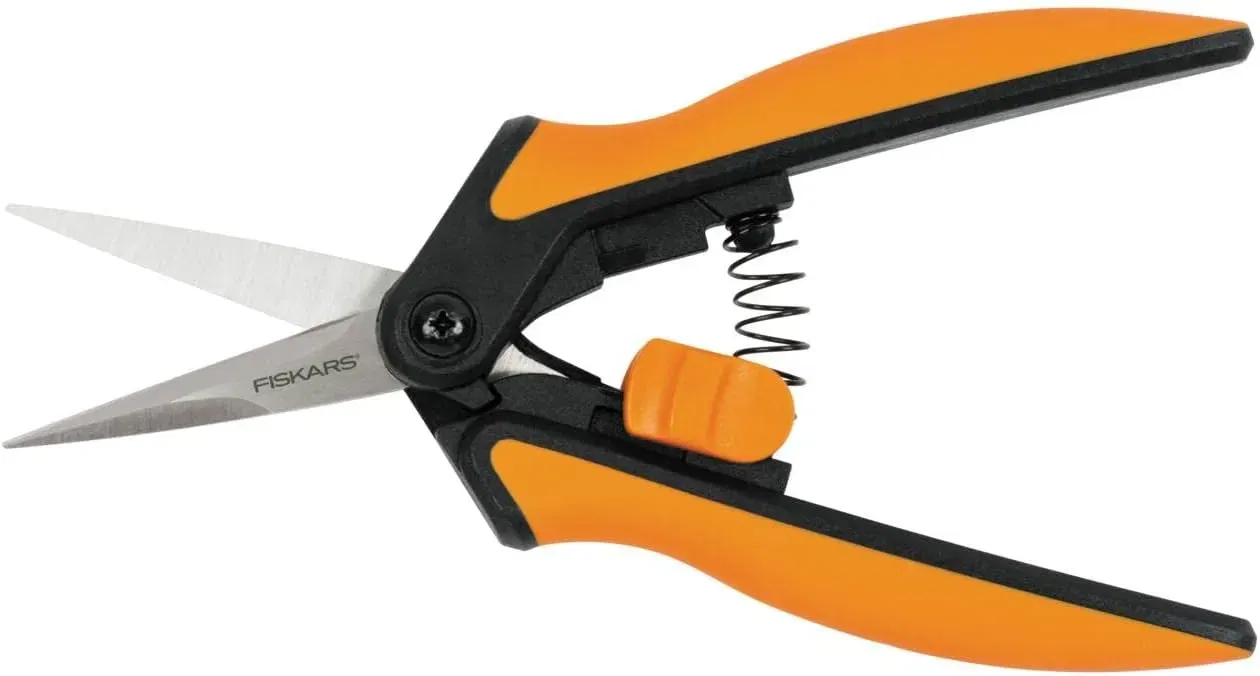 Fiskars Microtip Gartenschere SP13 (21,5 cm) für 8,99 € inkl. Prime-Versand (statt 14,71 €)
