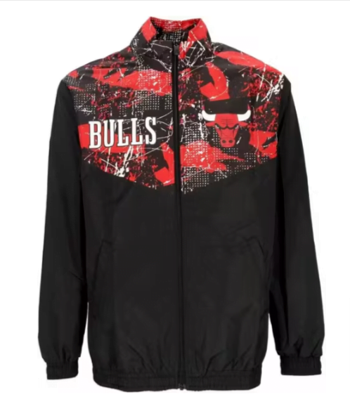[Exklusiv] New Era AOP Panel Chicago Bulls Herren Trainingsjacke (Gr. XS bis L) für 36,98 € inkl. Versand