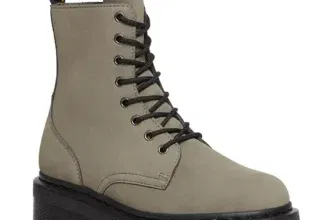 Dr. Martens Stiefelette in Grau mit Blockabsatz (Gr. 36 - 41) für 168,20 € inkl. Versand statt 205,90 €