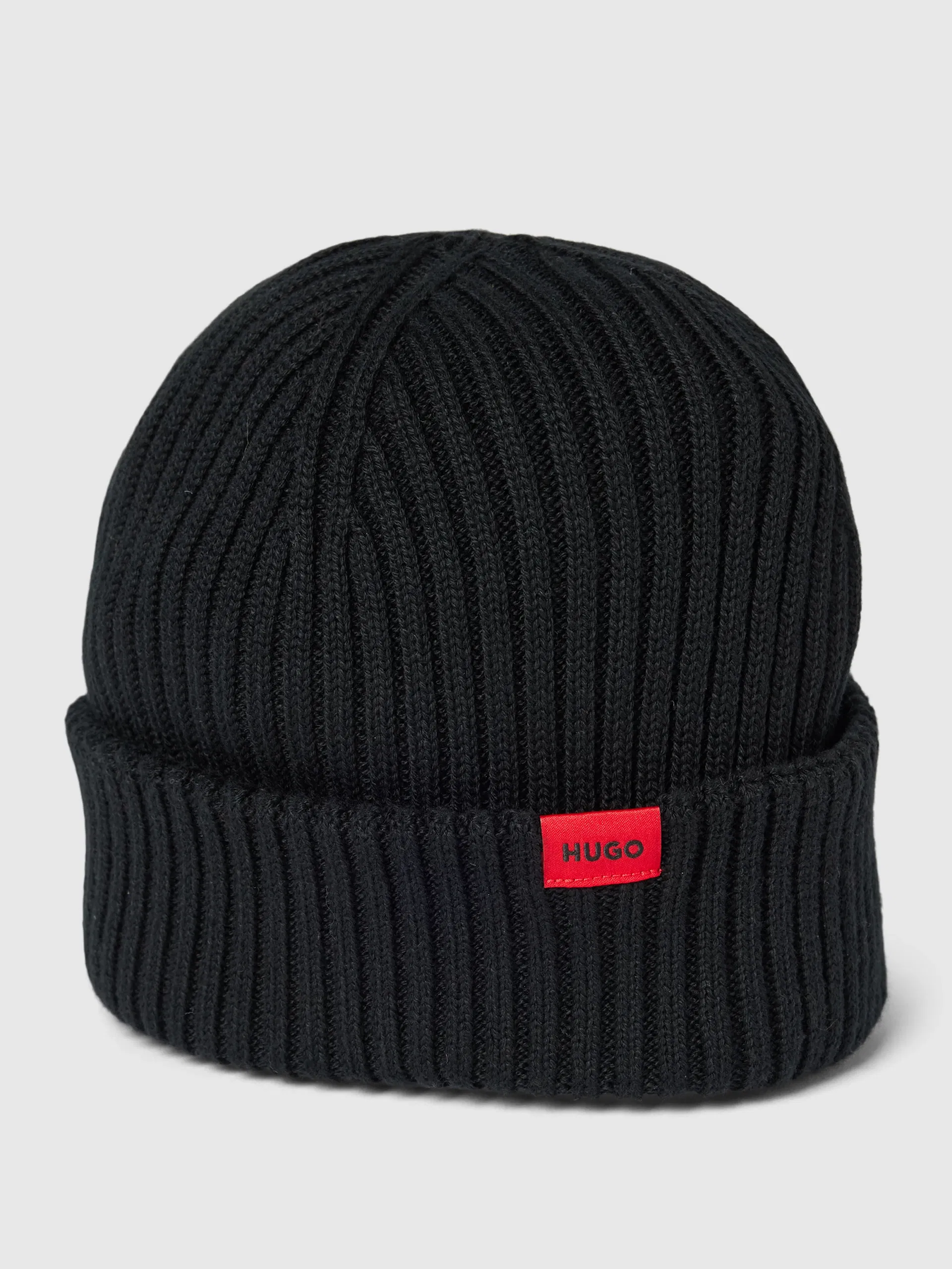HUGO – Gerippte Mütze mit rotem Logo-Label