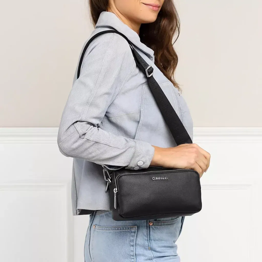 Calvin Klein Umhängetasche Must Camera Bag (Crossbody Bag)