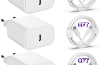 USB-C Ladestecker und iPhone Lightning Kabel Set auf einem Tisch