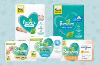 Glückliche Mutter mit Pampers Feuchttüchern