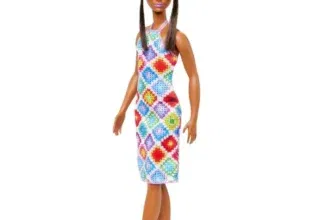 BARBIE Fashionistas - Puppe Nr. 210 mit glamourösem Dutt und gehäkeltem Neckholder-Midikleid (HJT07)