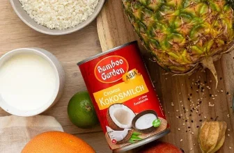 Dose Bamboo Garden Kokosmilch mit Ananas, Mango, Grapefruit und Reis auf Holzuntergrund