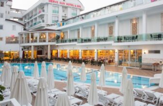 Bild von der Strandpromenade in Side mit Blick auf das 4-Sterne Merve Sun Hotel & Spa in der Türkei