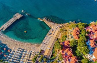 Strand in Konakli, Türkei mit türkisblauem Wasser und goldenem Sand im sonnigen Mai.