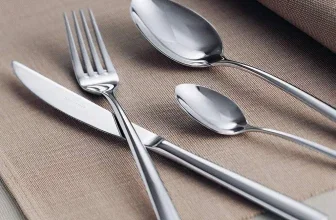 Villeroy & Boch Piemont Besteckset: Gabel, Messer und Löffel auf beige Tischdecke