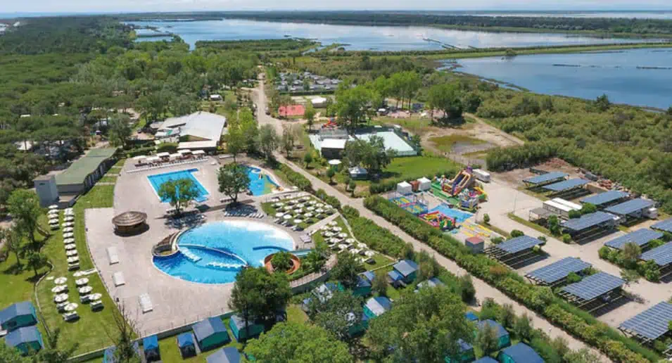 Campen in Italien🌲🌊 8 Tage im 4* Premium Camp mit Kletterpark – Preis für 2 Erw.+2 Kinder ab 202€