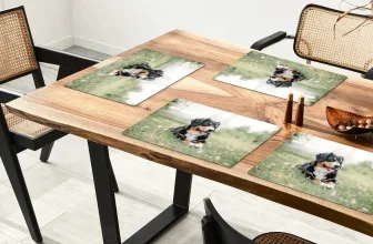 Ein Tisch mit vier Plätzen, auf dem vier Tischsets mit dem Foto eines Hundes liegen.