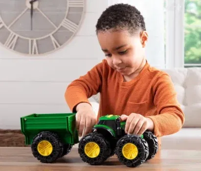 John Deere Traktor mit Anhänger