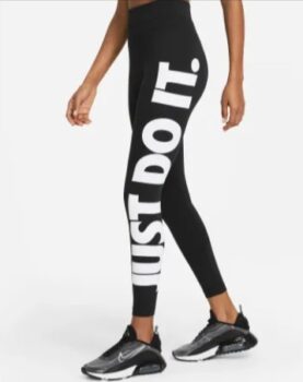 Nike-Sportswear-Essential-Leggings-mit-hohem-Bund-und-Grafik-für-Damen-für-28-99€-inkl-Versand-statt-40€-Nike-Member-