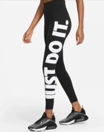 Nike Sportswear Essential Leggings mit hohem Bund und Grafik für Damen für 28,99€ inkl. Versand (statt 40€) – Nike Member!