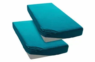 Zwei teal farbene Spannbettlaken auf Matratzen
