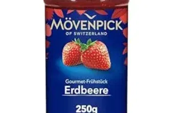 Gourmet-Frühstück mit Erdbeeren auf Porzellanteller