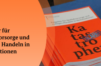 Junge Frau vor Notfallvorsorge-Regal mit Vorräten