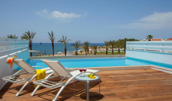 King-Evelthon-Beach-Hotel-Resort-in-Chloraka-weloveholidays