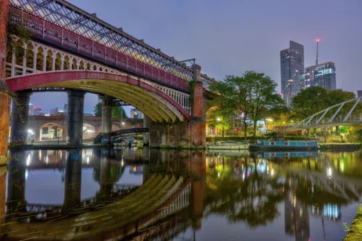 the-famous-castlefield-viaduct-in-manchester-2023-12-01-17-19-52-utc