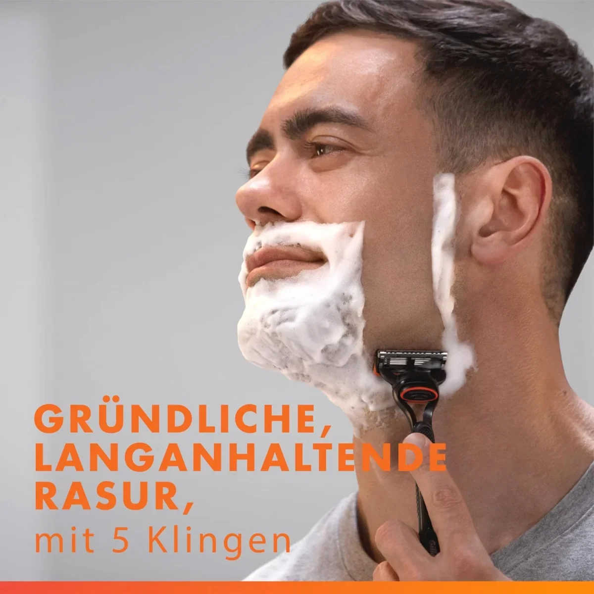 Mann rasiert sich mit Gillette Fusion5 Rasierer und Schaum