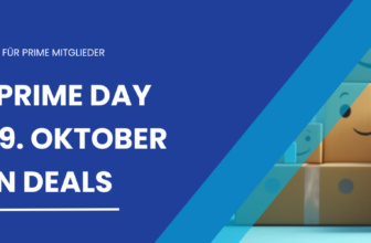 Amazon Prime Day-Banner mit gestapelten lächelnden Kisten auf der rechten Seite, mit Text auf Deutsch: „Exklusiv nur für Prime Mitglieder. Amazon Prime Day 08. und 09. Oktober, die besten Deals“ auf blauem Hintergrund.