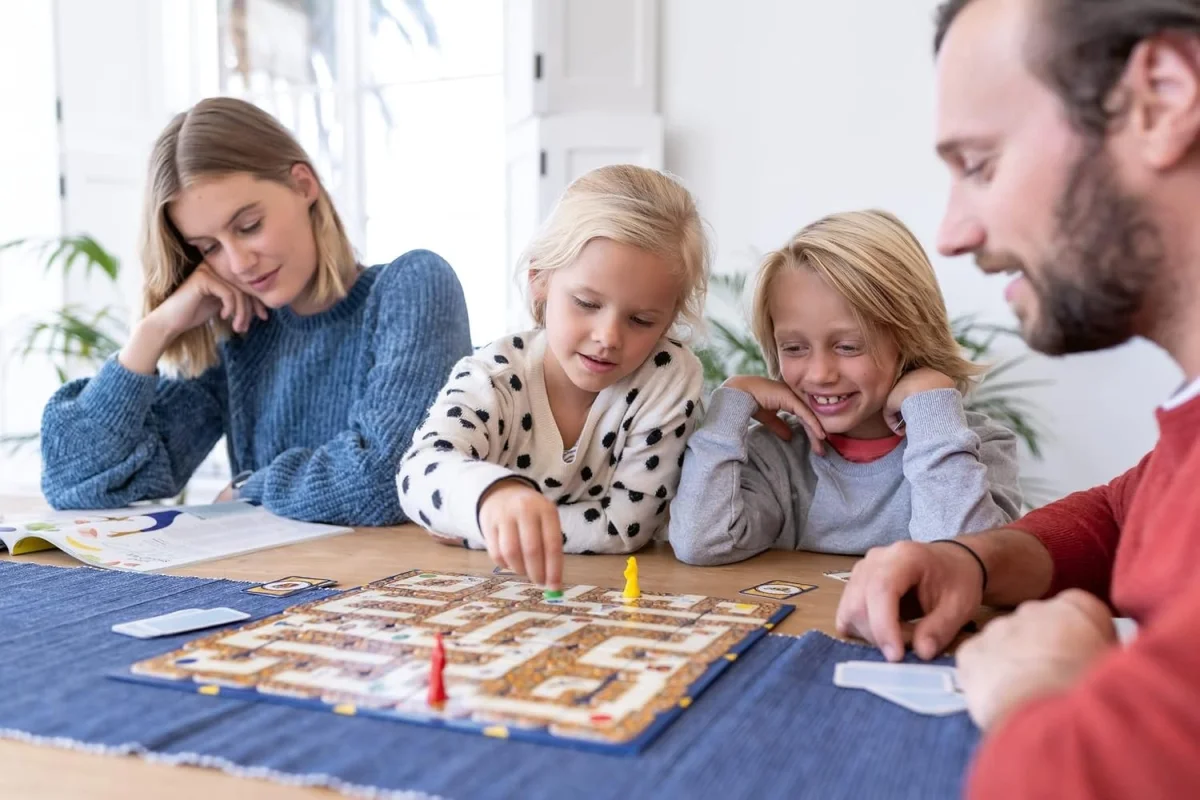 Ravensburger Kinderspiel 20847 – Junior Labyrinth – Familienklassiker für die Kleinen (ab 4 Jahren)