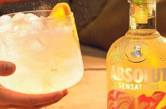 Absolut-Vodka-Sensations-Tropical-Fruit-fruchtiger-Aperitif-mit-einem-Hauch-von-Szechuan-Pfeffer-Sommer-Getränk-