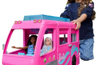 Barbie-Super-Abenteuer-Camper-Fahrzeug-mit-7-Spielbereichen-inkl-Pool-und-Rutsche-