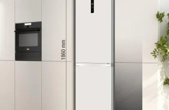 Weißer Gorenje Kühlschrank in der Küche mit eingeblendeten Maßen für Höhe, Breite und Tiefe.