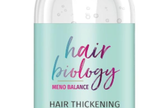 Frau sprüht Hair Biology Kopfhaut Pflegespray auf ihr Haar