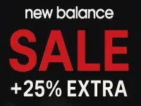 Frau Mit New Balance Sneakers In Schwarz-Weißem Design Beim Outlet Sale