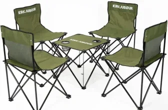 Ein 5er-Set grüner Campingstühle mit Tisch, bestehend aus vier Stühlen und einem Tisch, alle mit schwarzen Gestellen und grünen Sitz- und Rückenflächen.