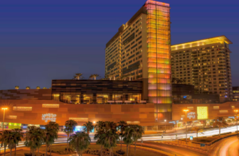 Swissotel Al Ghurair in Dubai bei Nacht mit beleuchteter Skyline