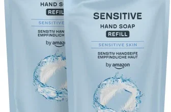 Zwei blaue Nachfüllbeutel von by Amazon Sensitive Handseife mit Federn-Motiv