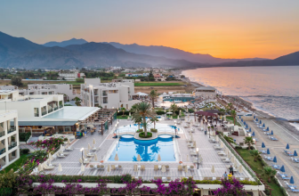 Panorama des Hydramis Palace Beach Resorts auf Kreta mit Meerblick und Sandstrand.