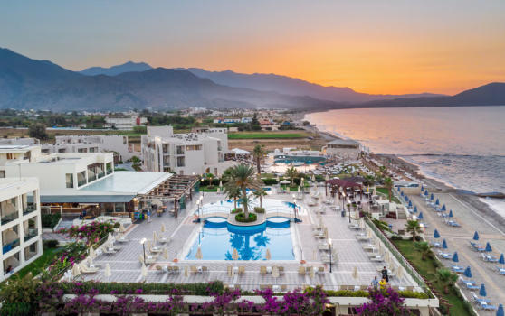 Panorama des Hydramis Palace Beach Resorts auf Kreta mit Meerblick und Sandstrand.