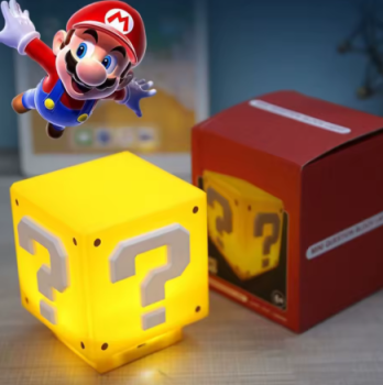 Super Mario LED Fragezeichen Nachtlicht leuchtet in einem dunklen Raum