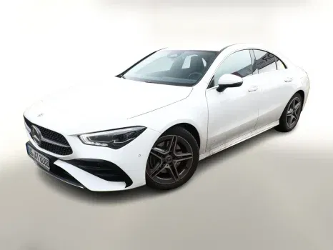 Weißer Mercedes-Benz CLA 200 MHEV AMG Line, 163 PS, Automatikgetriebe