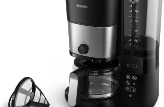 Eine schwarze Philips-Kaffeemaschine mit integriertem Kegelmahlwerk, digitalem Display und verschiedenen Zubehörteilen.