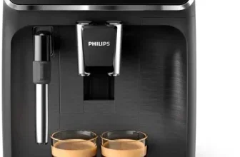 Eine schwarze Philips Espressomaschine mit zwei Gläsern Kaffee