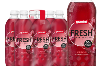 granini FRESH Kirsche Saftflaschen auf Holztisch