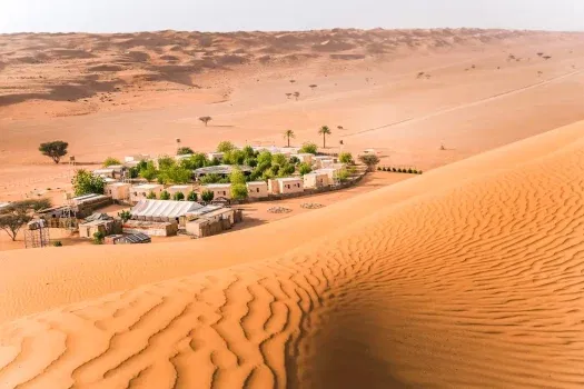 Panoramablick auf Sanddünenlandschaft während Oman Roadtrip