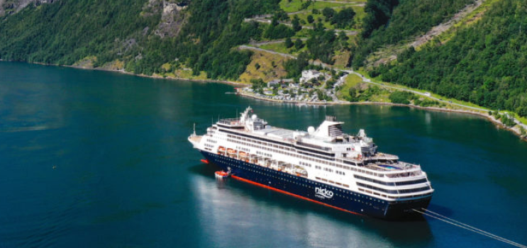 Panoramablick auf norwegische Fjordlandschaft während Kreuzfahrt