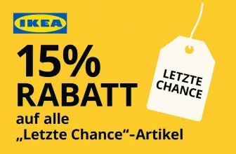 Familie beim Einkaufen während der IKEA „Letzte Chance“-Aktion 2025 mit 15 % Rabatt.