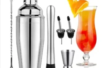 Edelstahl Cocktail Shaker Set - Shaker, Sieb, Jigger und Stößel auf weißem Hintergrund